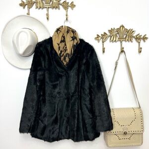 🆕Elegant black faux fur jacket M ptp 22.5”